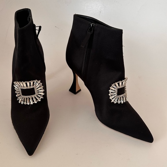 Manolo Blahnik
Cantita 90 Embellished Buckle Satin Booties - Picture 3 of 9